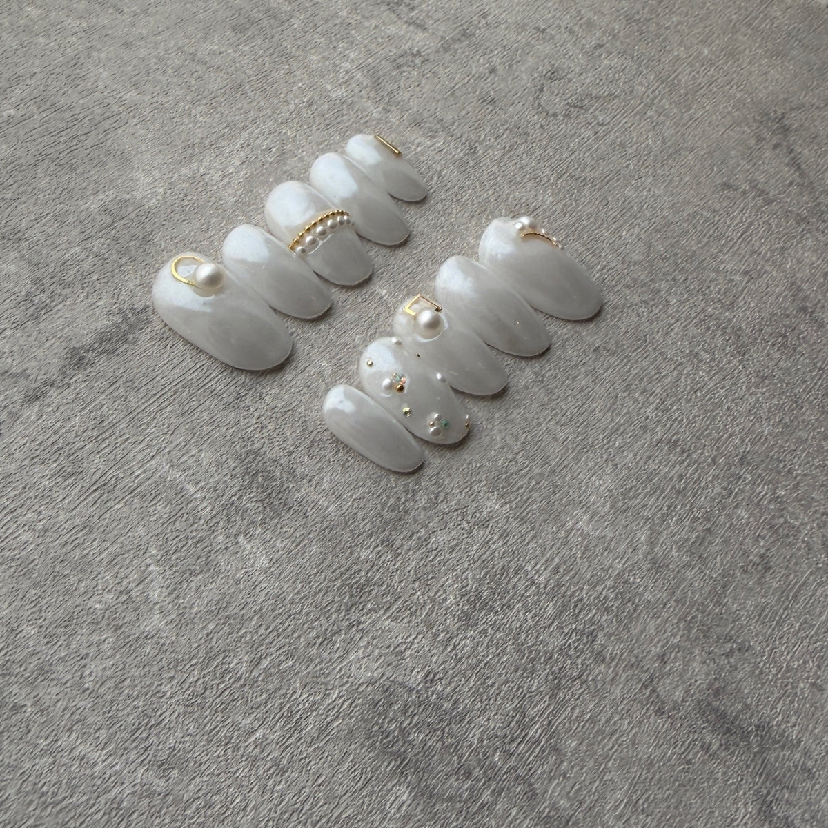Pearl Veil – White Mirror & Gold