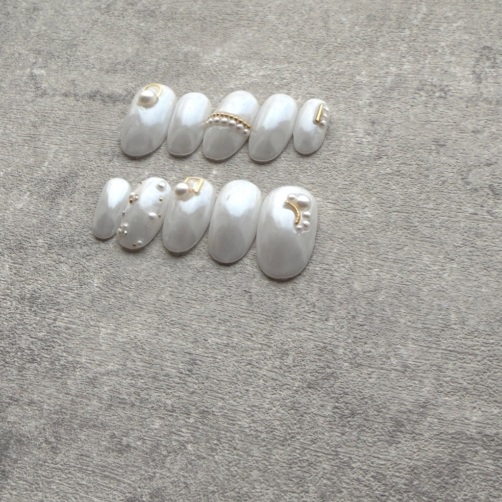 Pearl Veil – White Mirror & Gold