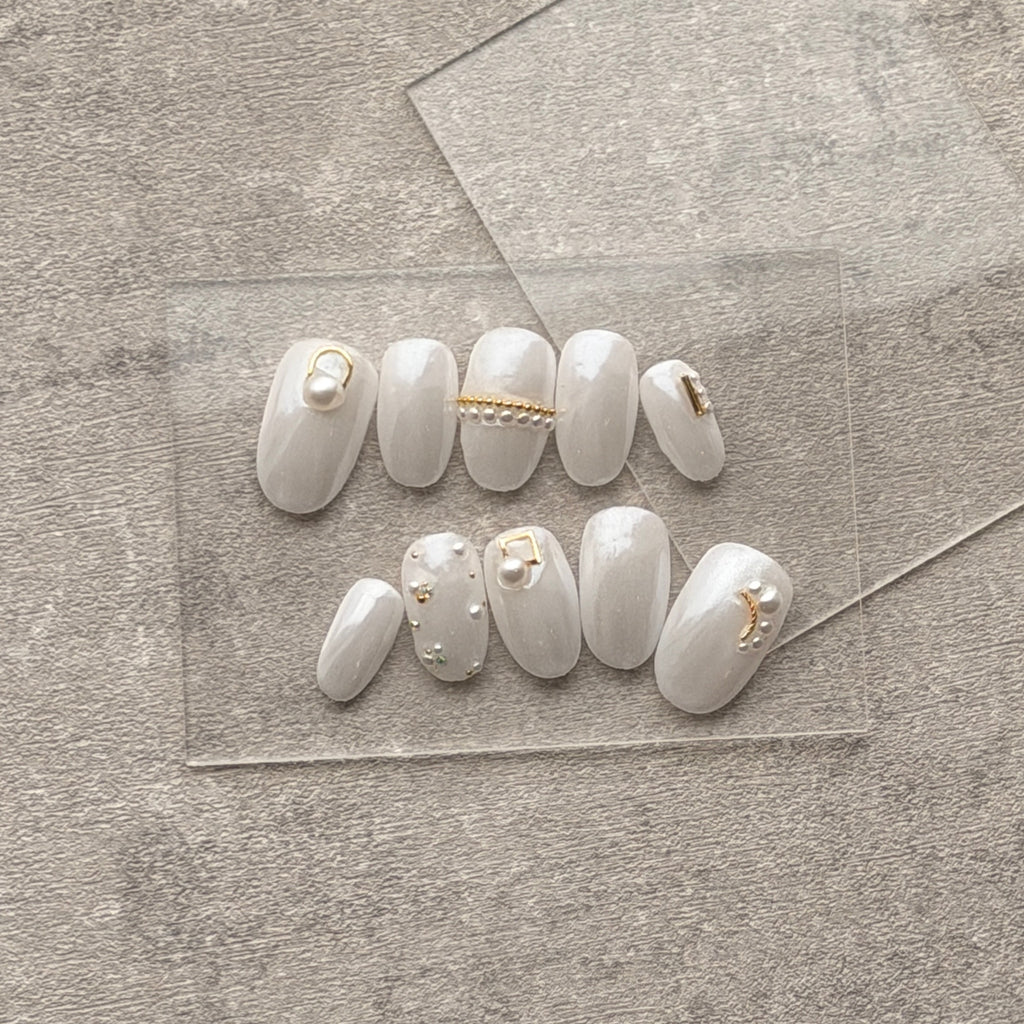 Pearl Veil – White Mirror & Gold