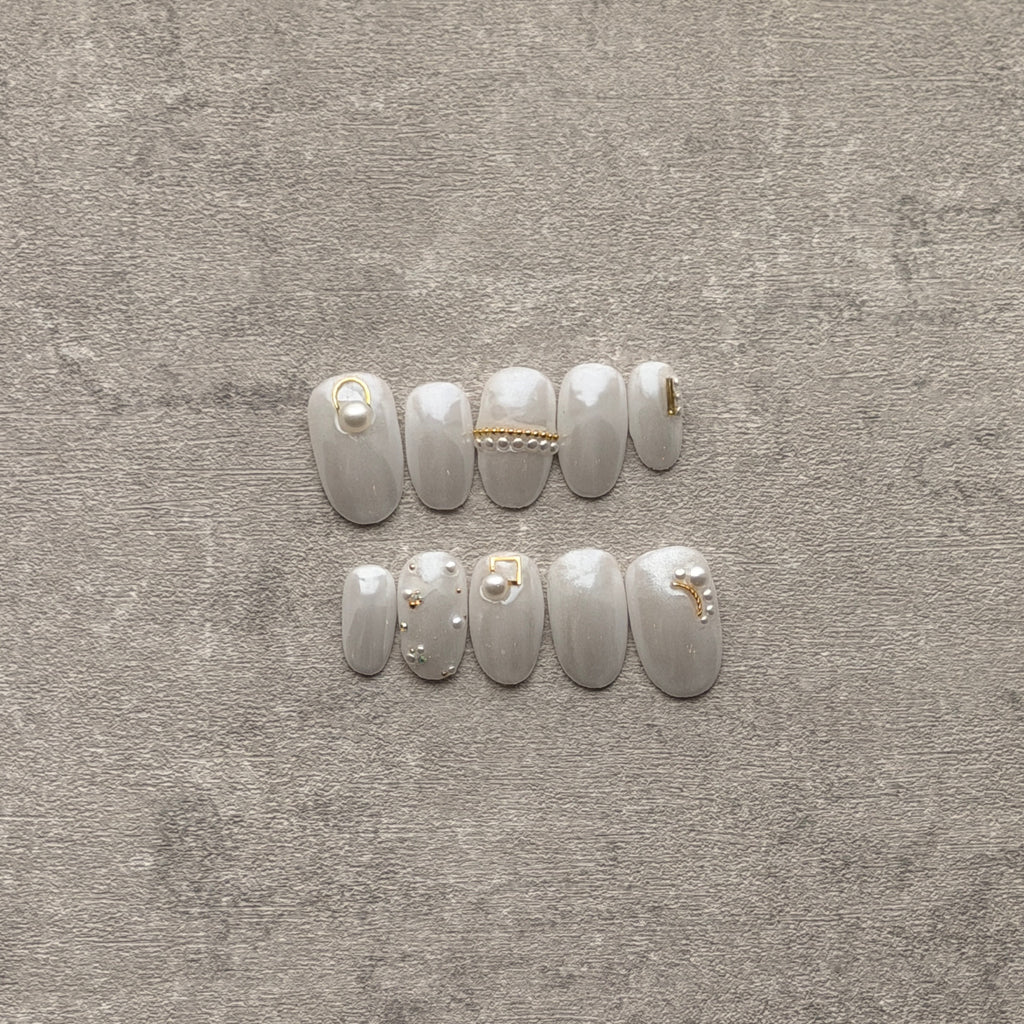 Pearl Veil – White Mirror & Gold